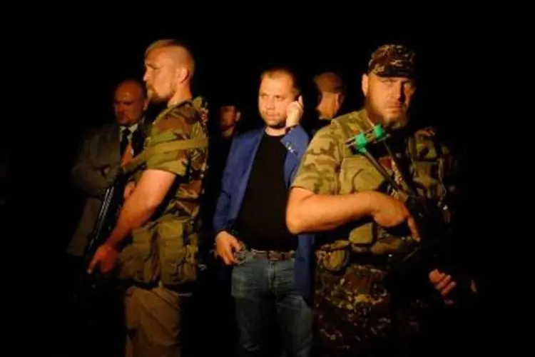 Líder separatista (c) chega ao local da queda do avião malásio na Ucrânia (Dominique Faget/AFP)