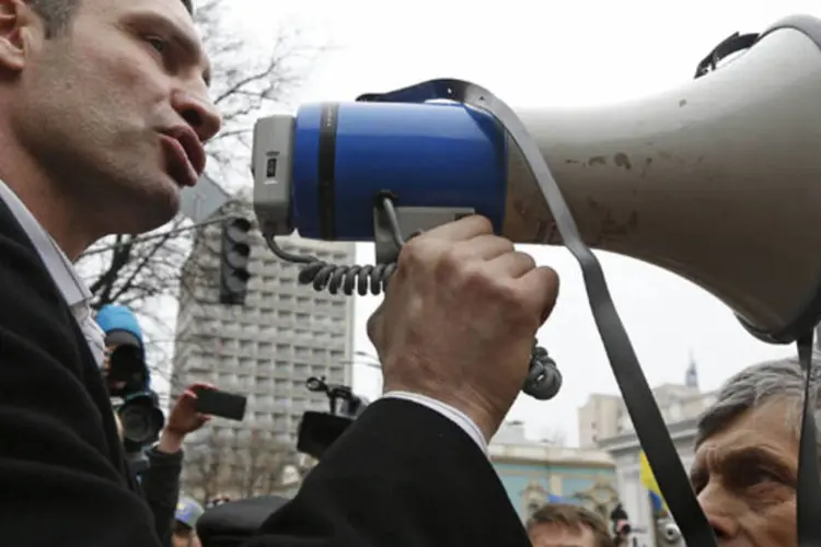Líder da oposição da Ucrânia Vitaly Klitschko fala em um megafone em meio a um protesto contra o governo em frente ao parlamento, em Kiev (Vasily Fedosenko/Reuters)
