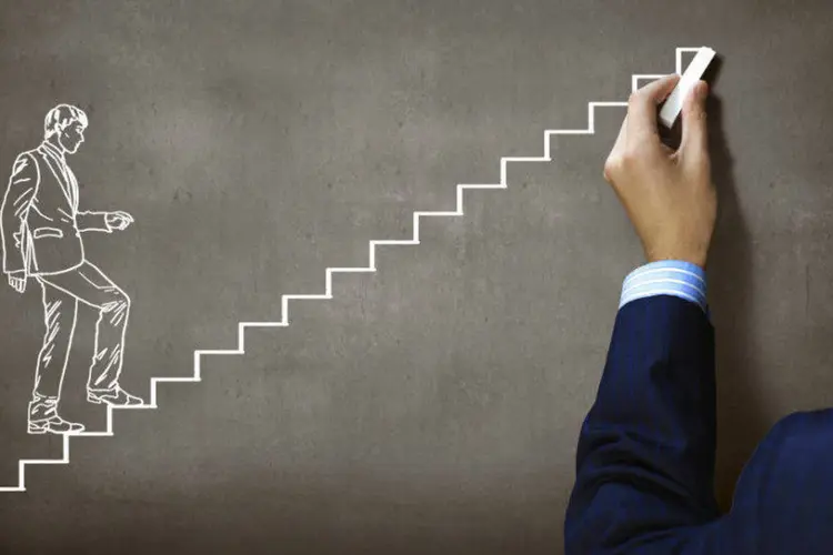 Executivo desenha homem subindo escada: tenha estratégia para crescer (./iStockphoto)