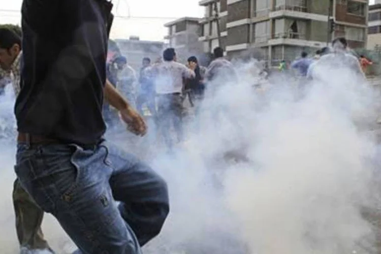 Policiais e militares tomaram ruas, quartéis e até o aeroporto internacional de Quito para protestar (.)