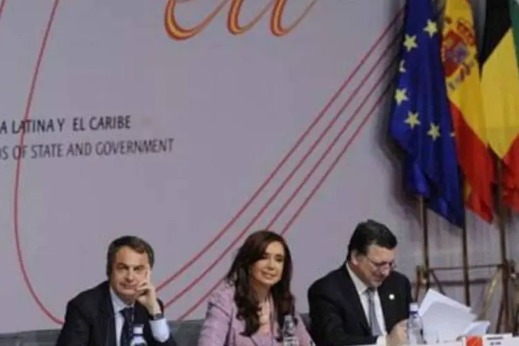 Zapatero, Cristina Kirchner e José Manuel Barroso na cúpula UE-América Latina: compromisso contra o protecionismo (.)
