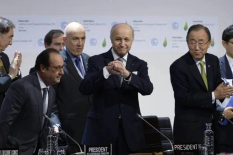 
	 C&uacute;pula da confer&ecirc;ncia do clima, em Paris: depois de 23 anos, 195 pa&iacute;ses aprovam o primeiro acordo de combate ao aquecimento global
 (MIGUEL MEDINA/AFP)