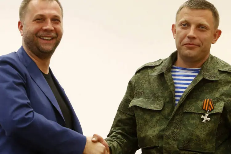 Alexander Borodai cumprimenta Zakharchenko em Donetsk nesta quinta-feira (Sergei Karpukhin/Reuters)