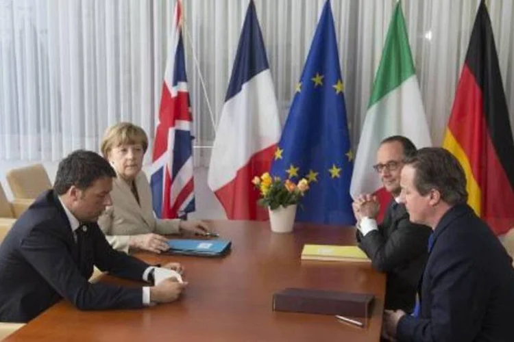 Líderes europeus reunidos para tratar crise dos imigrantes: presidente francês estimou que não se pode resolver o problema "se o mundo permanece indiferente ao que acontece na Líbia" (Yves Herman/AFP)