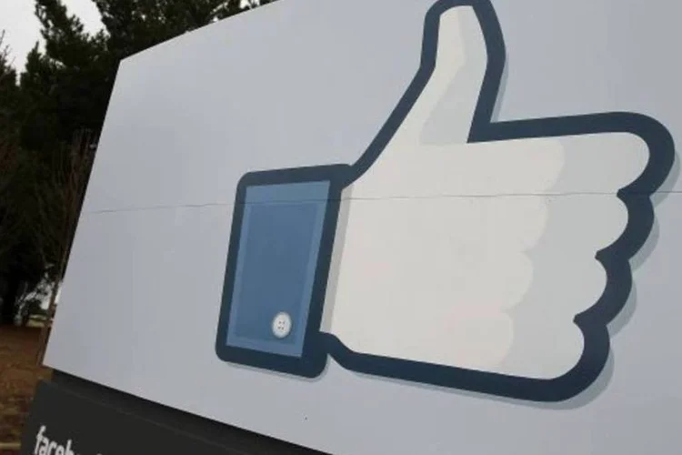 Outdoor com botão "Like" do Facebook (Justin Sullivan/Getty Images)