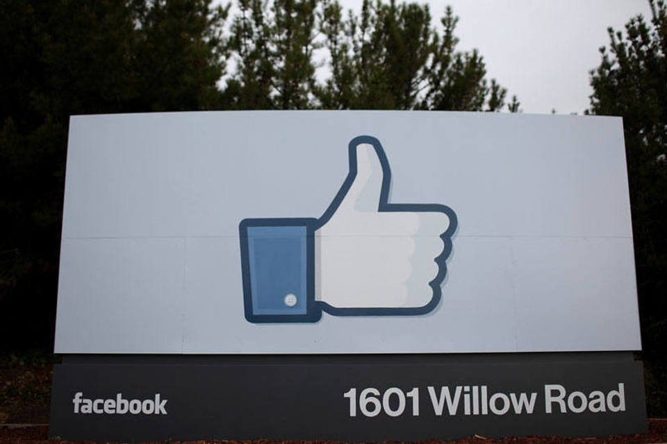 Vândalos atacam prédio do Facebook na Alemanha