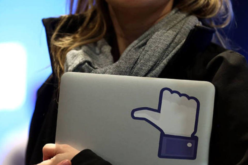 Facebook cumpre decisão judicial e retira textos