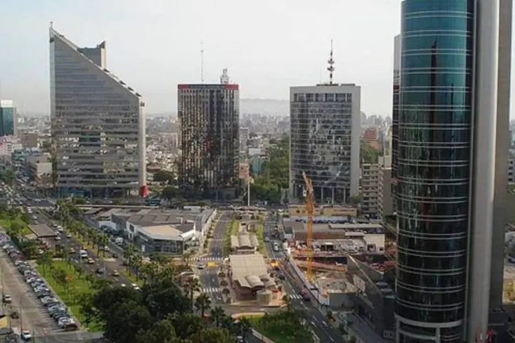 
	Lima, no Peru: super&aacute;vit or&ccedil;ament&aacute;ro e d&iacute;vida de 20 por cento do PIB deram ao pa&iacute;s o topo da lista do FMI
 (Christian911/Wikimedia Commons)