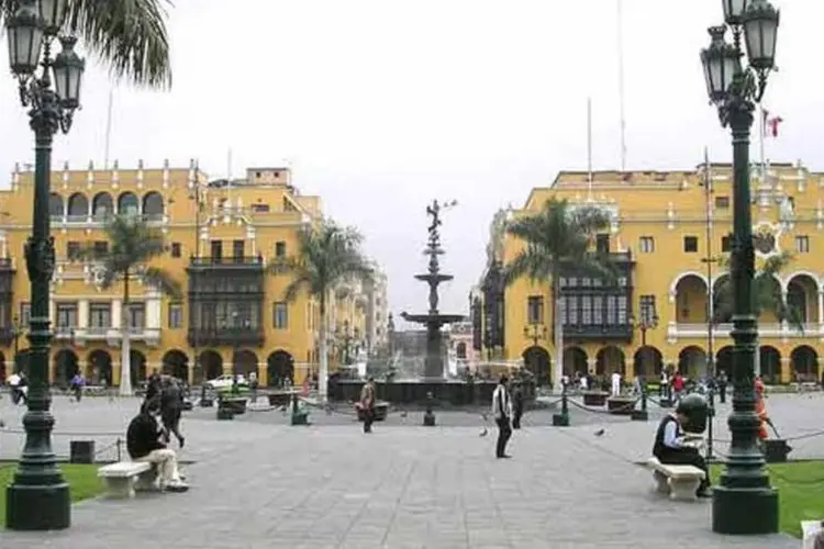 
	Vista geral de Lima, no Peru: em 2012, o n&uacute;mero de estrangeiros no pa&iacute;s chegou a 12,5 milh&otilde;es de pessoas
 (Wikimedia Commons)