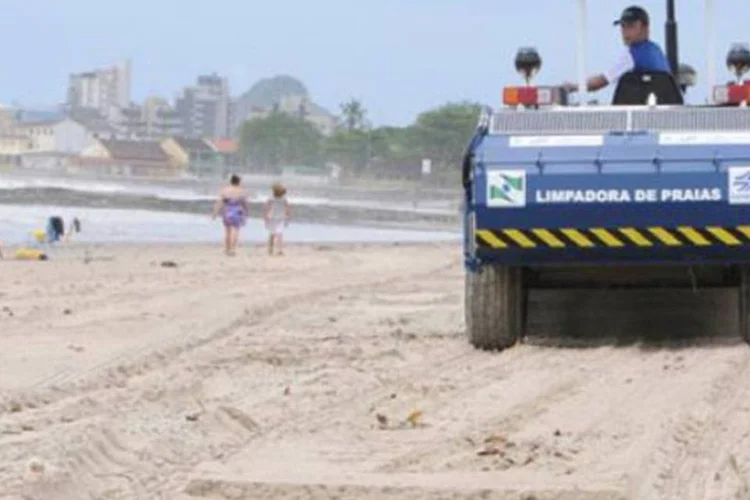 Funcionários varrerão as praias e vias públicas diariamente, entre às seis e oito horas da manhã (Divulgação)