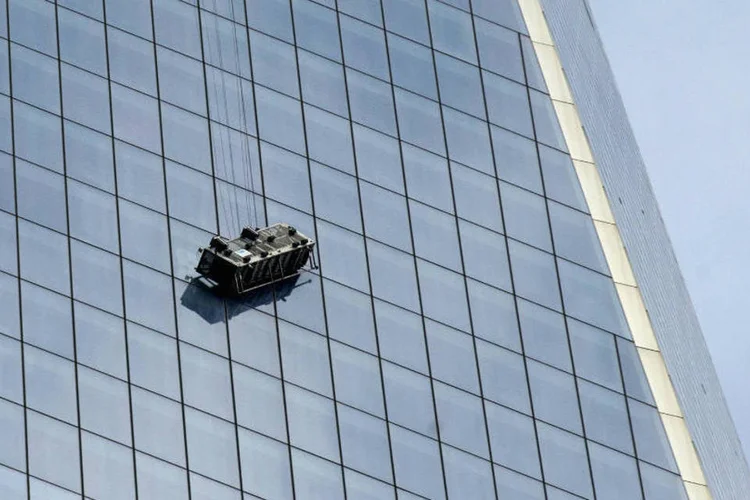 
	Funcion&aacute;rios no One World Trade Center: eles foram salvos por bombeiros
 (Brendan McDermid/Reuters)
