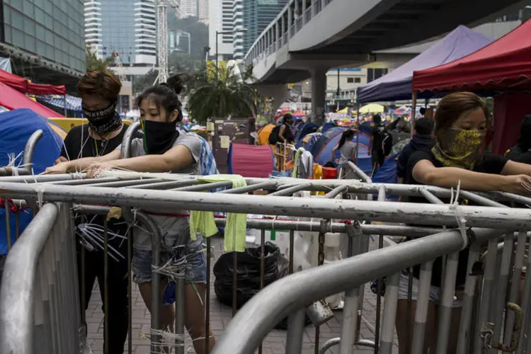 Hong Kong: alguns manifestantes juntaram travesseiros, cobertores e outros pertences de dentro de suas barracas e se mudaram para outra parte (Tyrone Siu/ Reuters)
