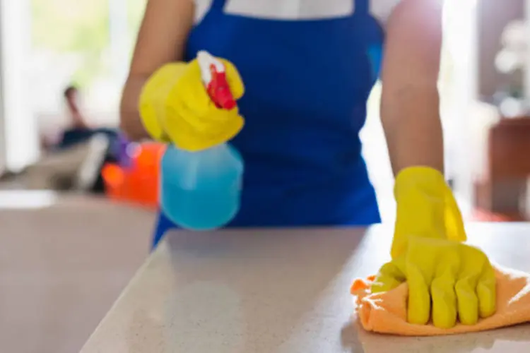 Faxina: Helpling pretende fazer para a limpeza doméstica o que Airbnb e Uber fizeram no segmento de compartilhamento de quartos e de veículos (Getty Images)
