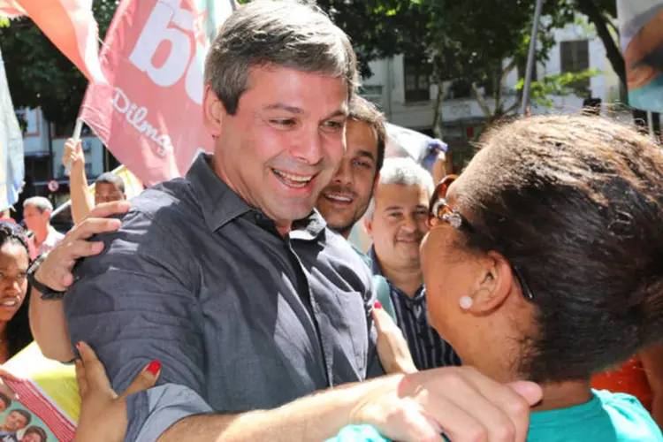 O candidato a governador do Rio de Janeiro Lindberg Farias (PT) faz caminhada no Largo do Machado
 ( Tasso Marcelo/Fotos Públicas)