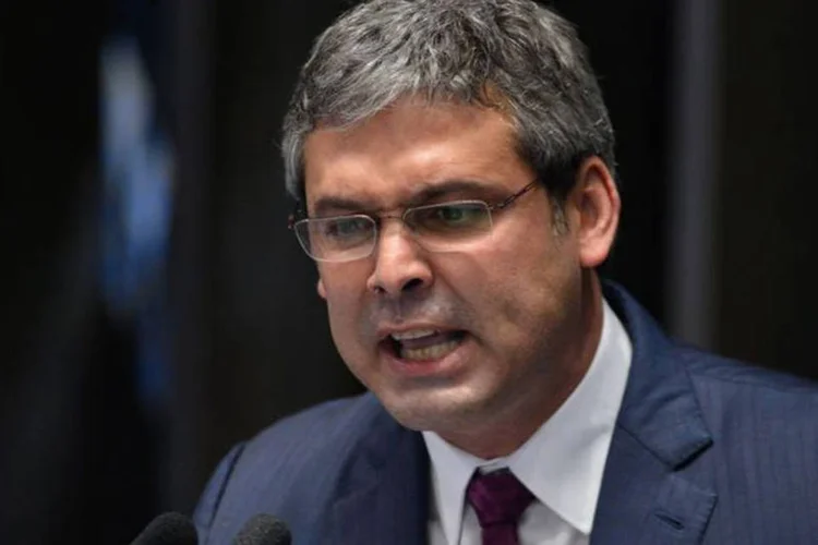 
	Lindbergh Farias: &quot;Acuso a elite e burguesia brasileira que nunca tiveram compromisso com a democracia&quot;
 (Fabio Rodrigues Pozzebom/Agência Brasil)