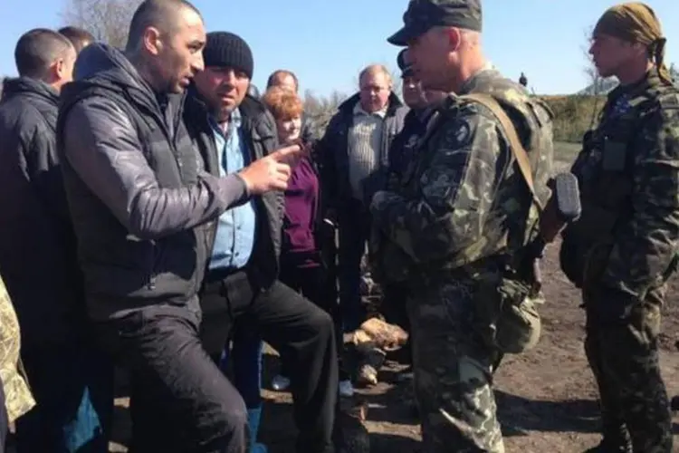 
	Ucranianos na fronteira com R&uacute;ssia: a&ccedil;&atilde;o &eacute; parte de plano de 14 t&oacute;picos para levar paz ao leste da Ucr&acirc;nia
 (Lindsey Hilsum/Twitter)