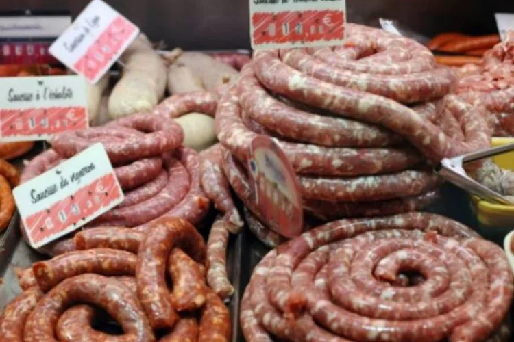 Diferentes tipos de linguiça à venda na cidade francesa de Toulouse (Remy Gabalda/AFP)