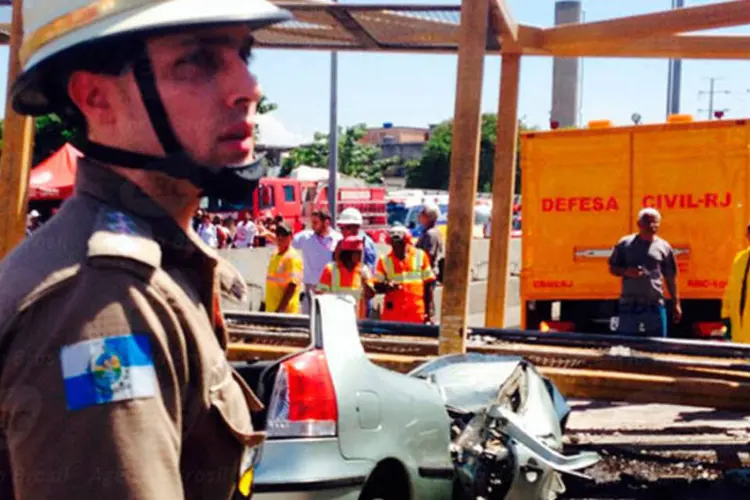 
	Bombeiro perto de um dos carros esmagados no acidente desta manh&atilde;, que deixou 4 mortos e 6 feridos
 (Tânia Rêgo/Agência Brasil)