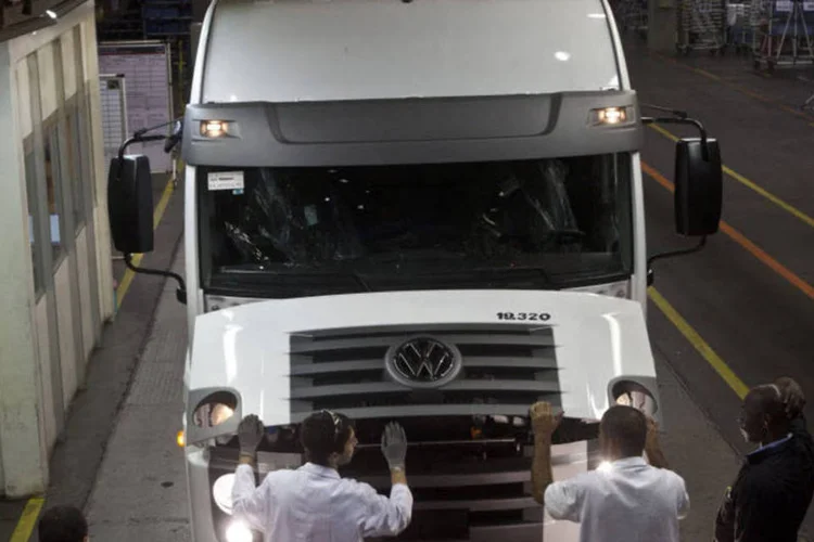 
	Trabalhadores na linha de montagem de um caminh&atilde;o da Volkswagen, na f&aacute;brica da MAN em Resende
 (Dado Galdieri/Bloomberg)