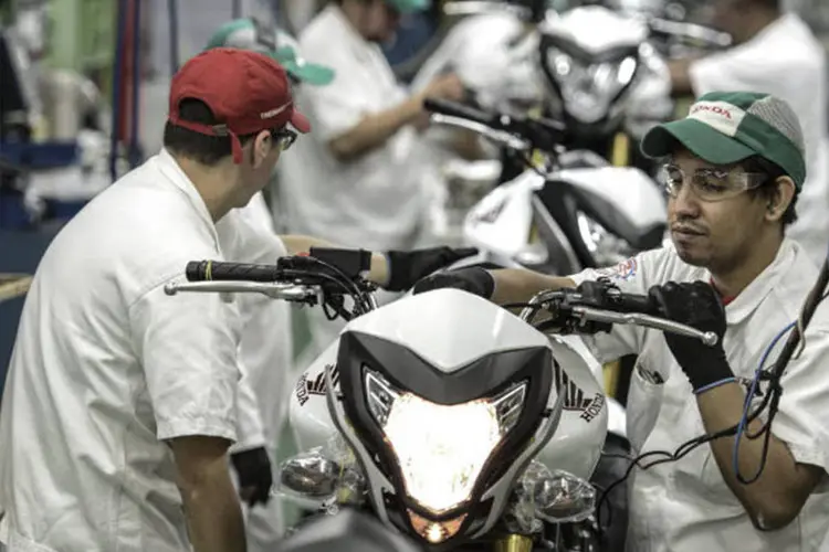 
	Oper&aacute;rios trabalham na produ&ccedil;&atilde;o de motos na linha de montagem da f&aacute;brica da Honda, em Manaus
 (Paulo Fridman/Bloomberg)