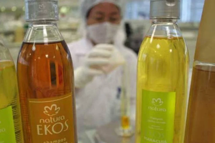 
	Linha de produ&ccedil;&atilde;o de produtos da linha Ekos da Natura: companhia est&aacute; com receita estagnada no seu mercado b&aacute;sico no Brasil
 (Silvia Zamboni/EXAME.com)