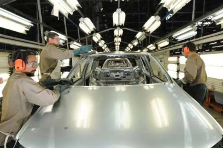 Linha de montagem em fábrica de carro: emprego na indústria permanece estável (Germano Luders/EXAME)