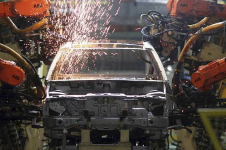Automóveis: a produção industrial brasileira recuou 2,5 % em fevereiro, o pior resultado mensal em pouco mais de quatro anos, afetada pelo mau desempenho do setor de bens de consumo e colocando em risco a recuperação da atividade econômica do país.  (Paulo Whitaker / Reuters)