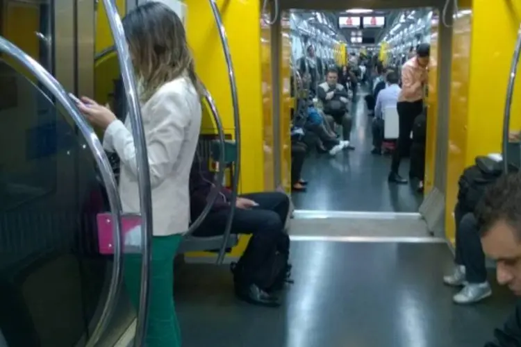 Vagão com poucas pessoas na Linha Amarela do metrô de São Paulo, na greve do dia 05 de junho (Marco Prates / EXAME.com)