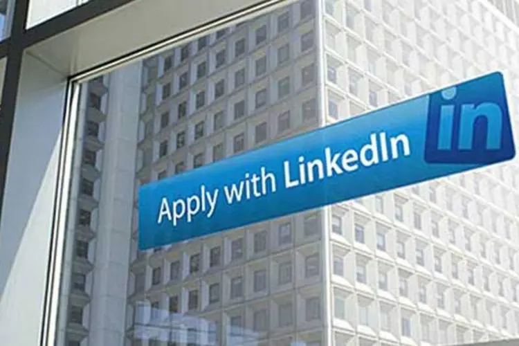 O botão Apply with LinkedIn poupa, ao candidato, o trabalho de preencher formulários ou enviar um currículo (Reprodução)