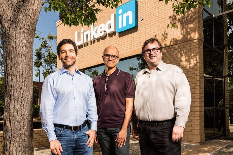 
	Microsoft e Linkedin: da esquerda para a direita, Jeff Weiner, CEO do Linkedin, Satya Nadella, CEO da Microsoft, e Reid Hoffman, fundador do Linkedin
 (Divulgação/Microsoft)