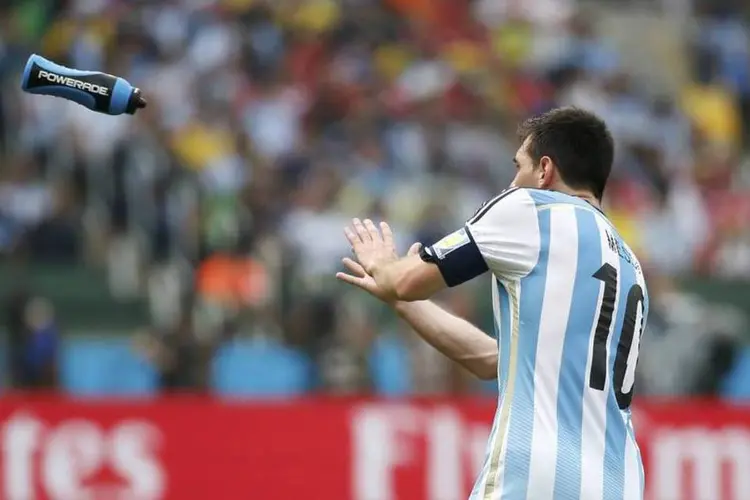 Lionel Messi recebe uma garrafa de isotônico após partida contra a Nigéria (Edgard Garrido/Reuters)