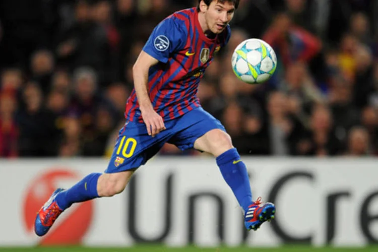 
	Messi: caso cumpra o novo acordo at&eacute; o fim, o jogador completar&aacute; quase duas d&eacute;cadas defendendo a camisa azul e gren&aacute;
 (Jasper Juinen/ Getty Images)