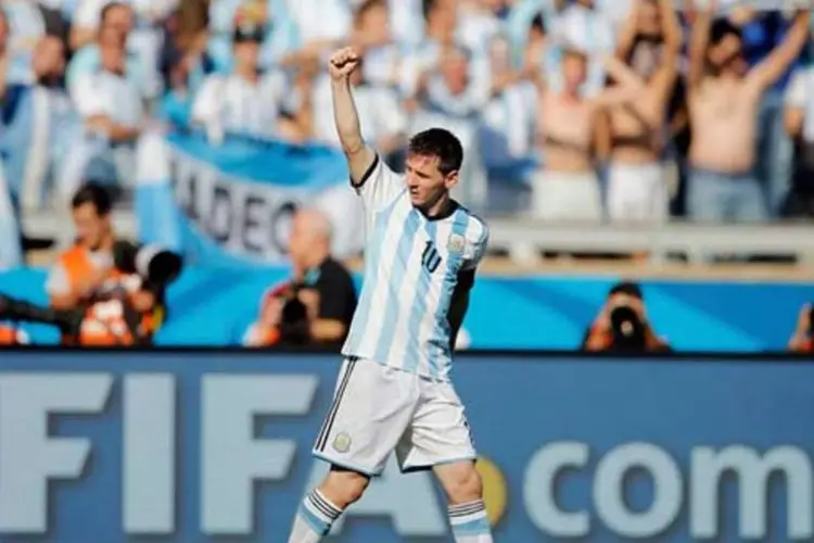 
	Messi comemora gol contra o Ir&atilde; em jogada espetacular que classificou a Argentina para 2&ordf; fase da Copa
 (Reuters)