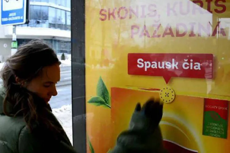 Ação da Lipton: passageiros são avisados sobre o momento de "tomar um chá" (Reprodução/YouTube/JCDecaux)