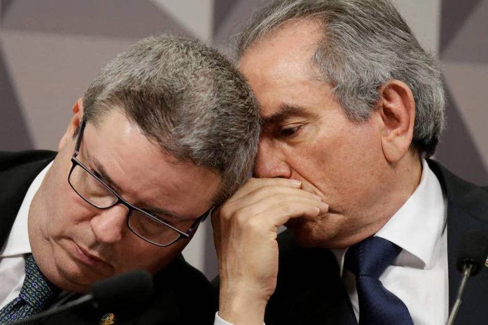 Comissão do impeachment reduz prazo e acelera votação
