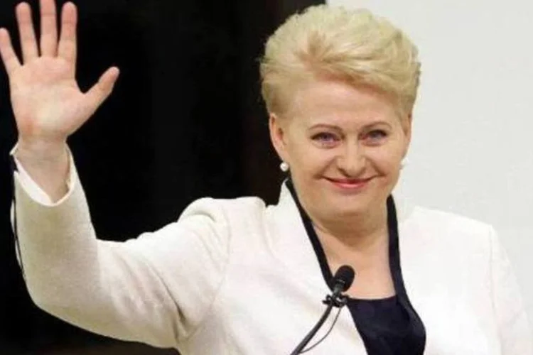 
	Dalia sorri ap&oacute;s a divulga&ccedil;&atilde;o dos resultados oficiais: &eacute; conhecida como &quot;dama de ferro&quot; e venceu o 2&ordm; turno das elei&ccedil;&otilde;es&nbsp;presidenciais de domingo (25)
 (AFP)
