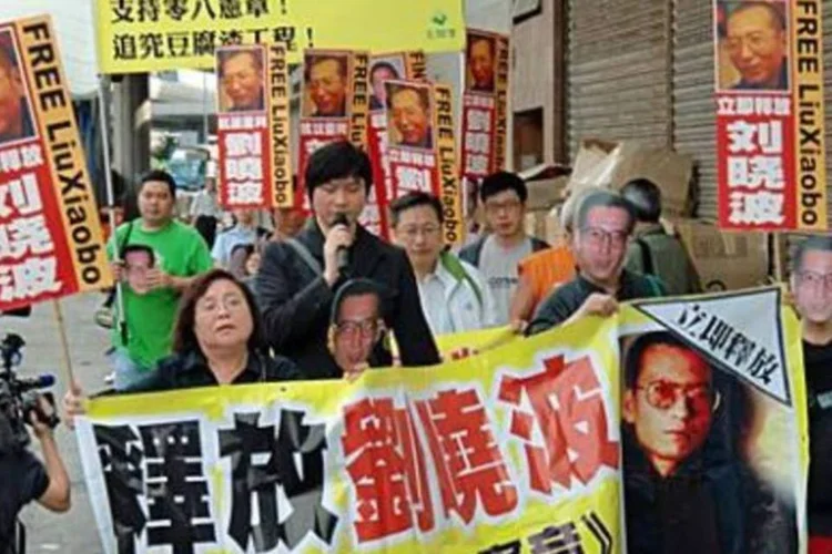 Protesto em Hong Kong pedindo a libertação de Liu Xiaobo, agora prêmio Nobel da Paz (.)