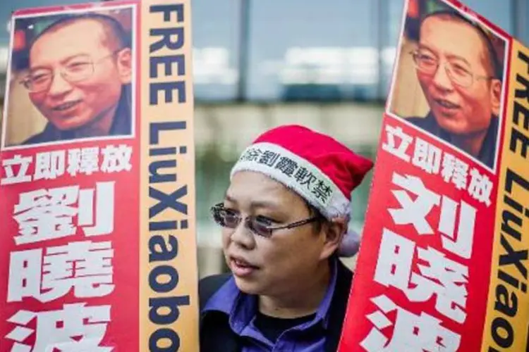 
	Manifestante pede a liberta&ccedil;&atilde;o do Pr&ecirc;mio Nobel da Paz Liu Xiaobo: o tema &eacute; especialmente delicado para o governo de Pequim
 (Philippe Lopez/AFP)