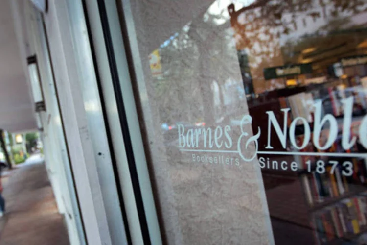 
	Fachada de uma livraria da Barnes &amp; Noble: companhia teve lucro apesar do recuo de 10,3 por cento na receita total
 (Joe Raedle/Getty Images)