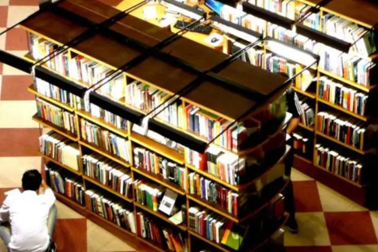 
	Consumidor olhando livros em uma livraria: maior potencial est&aacute; na classe B, que deve responder por 51,85% dos gastos
 (TheFutureIsUnwritten/Flickr)