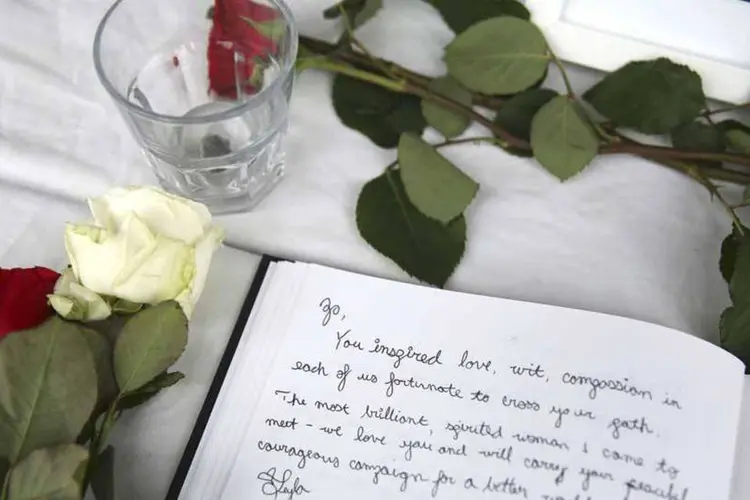 Imagem mostra um livro de condolências para deputada britânica Jo Cox, morta em um ataque (Neil Hall/Reuters)