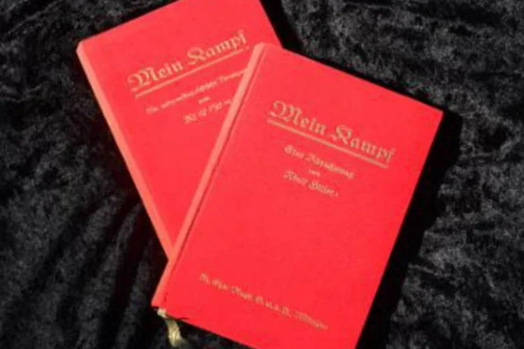 Mein Kampf: a versão comentada chegou a liderar a lista semanal da revista "Der Spiegel" com os livros de não ficção mais vendidos na Alemanha (Frederic J.Brown/AFP)