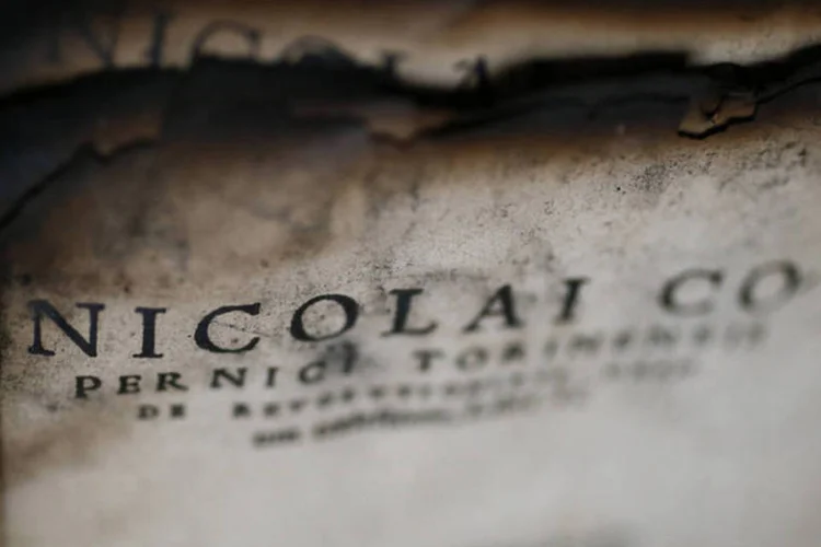 Livro queimado do astrônomo Nicolaus Copérnico, na biblioteca da duquesa Anna Amalia, em Weimar (Ralph Orlowski/Reuters)