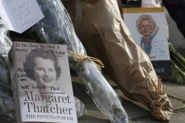 
	Al&eacute;m de flores e cart&otilde;es, livros foram colocados na frente da casa de Thatcher: o presidente da Comiss&atilde;o Europeia afirmou hoje que ela ser&aacute; lembrada tanto por suas &quot;contribui&ccedil;&otilde;es&quot; como pelas &quot;reservas&quot; em rela&ccedil;&atilde;o &agrave; UE
 (Reuters)
