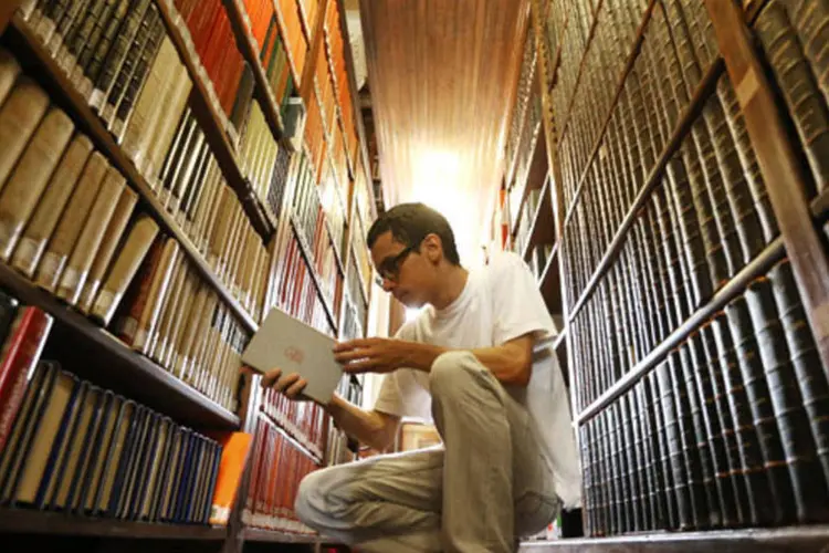Estudante de Filosofia pesquisa em biblioteca no Mosteiro de São Bento (Mário Tama/Getty Images)