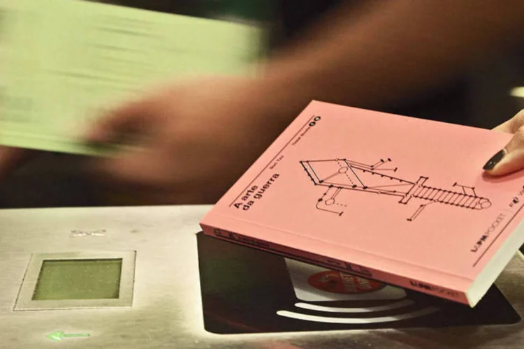 
	Passageiros da linha 4-Amarela presenteados com cl&aacute;ssicos da literatura: foram 1.500 livros distribu&iacute;dos gratuitamente, com 300 que serviam como bilhetes do metro
 (AdNews)