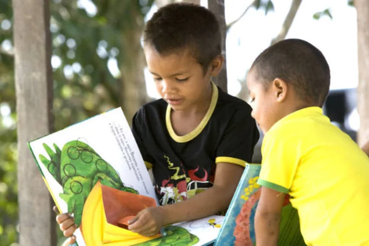 
	Crian&ccedil;as lendo: a&ccedil;&atilde;o da Cosac Naify e ONG Vaga Lume promove doa&ccedil;&atilde;o de livros
 (Eny Miranda/Acervo Vaga Lume)