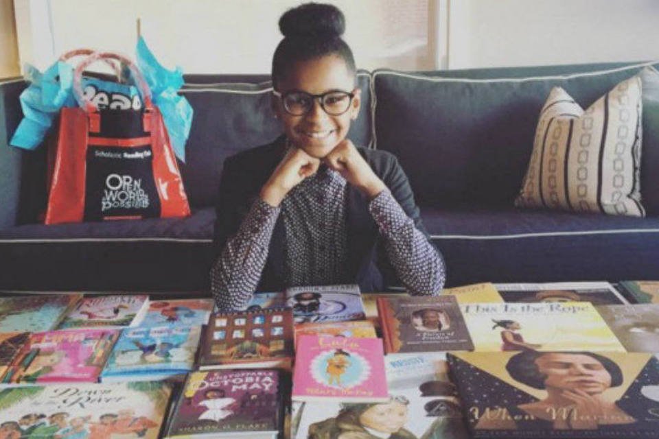 Marley Dias, de 11 anos, e alguns dos livros do projeto para criar uma coleção de mil livros com protagonistas negras (Reprodução/Instagram/iammarleydias)