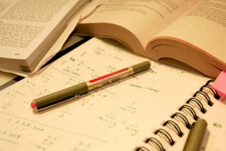Estudo: livros sobre escrivaninha (Stock.Xchange)