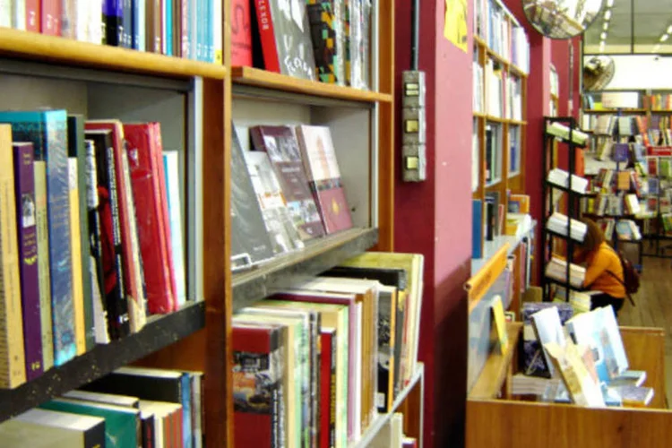
	Livros em estante de livraria: corte afirmou que a chamada &quot;doutrina da primeira venda&quot; se aplica a c&oacute;pias de trabalhos sob direito autoral legalmente fabricadas em outros pa&iacute;ses
 (Marcos Santos/USP Imagens)